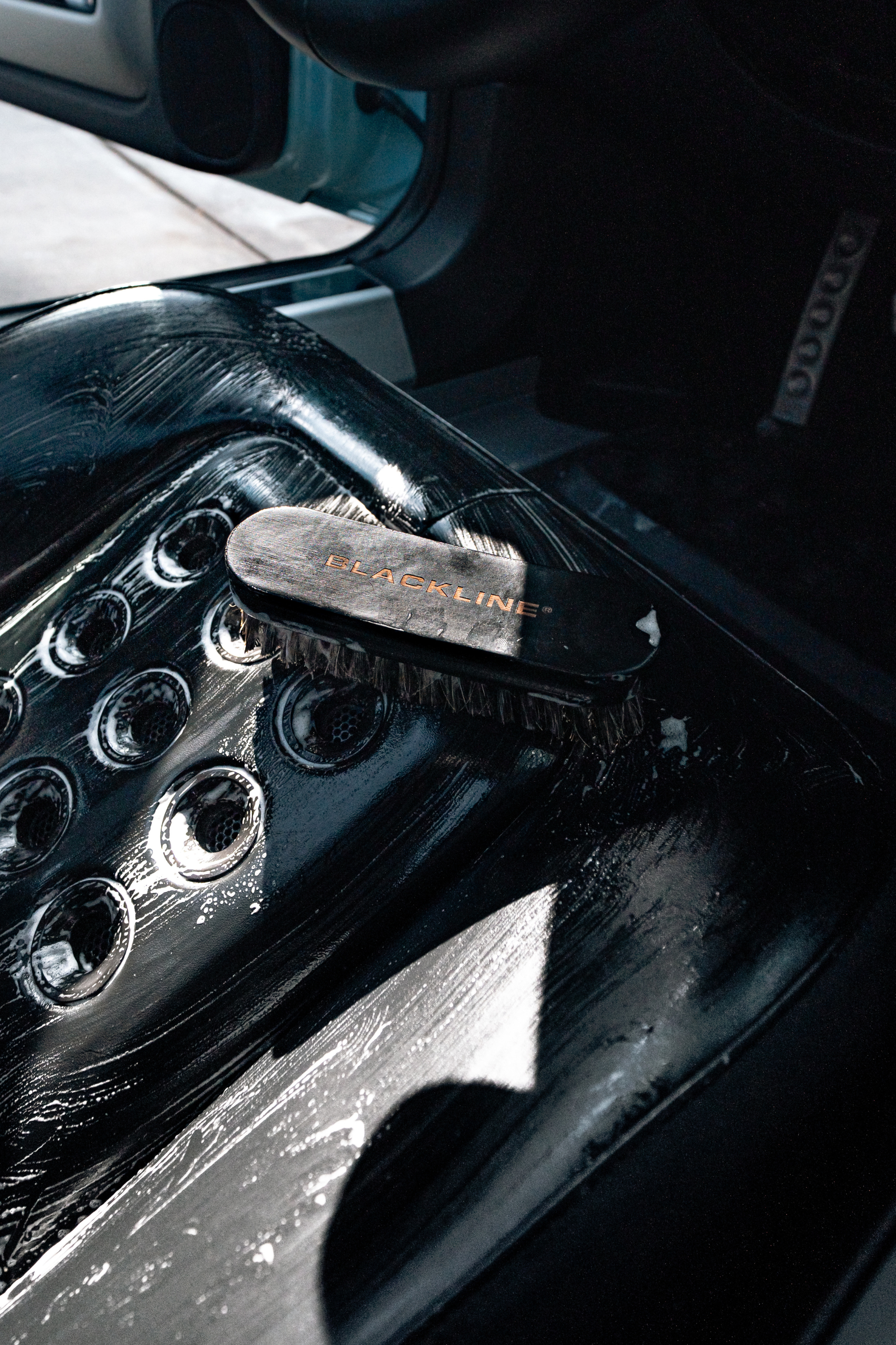 BLACKLINE® LEATHER BRUSH