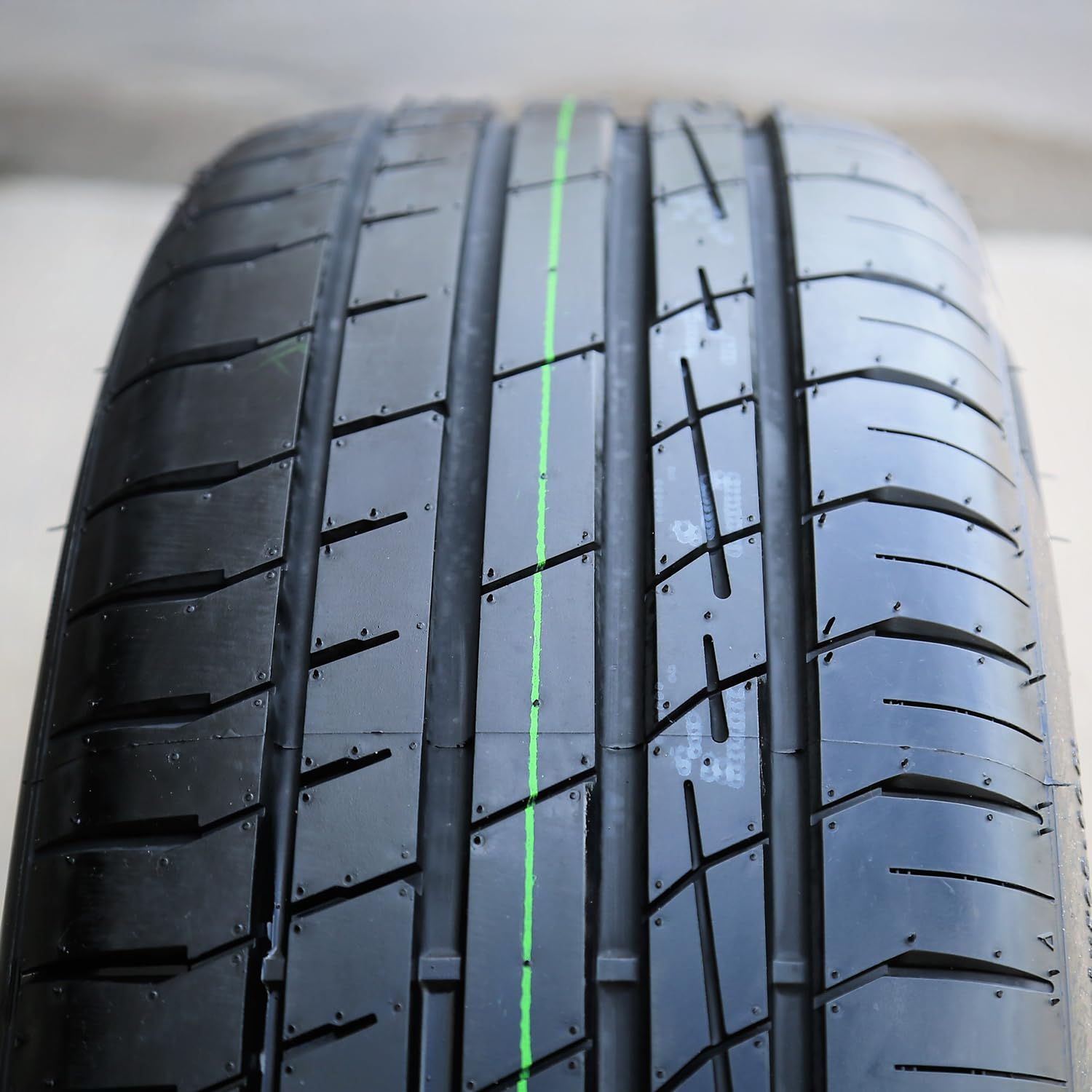 Accelera Iota P215/55R18 99V