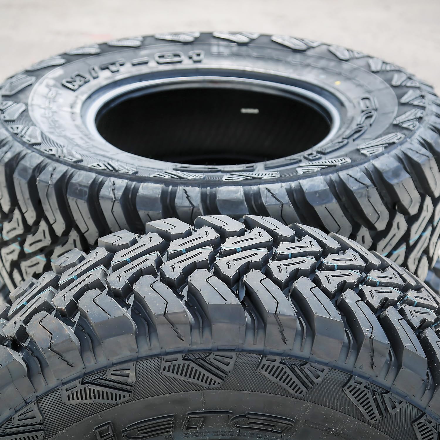 37X13.50R20 127Q E/10 Accelera M/T-01 Bw Hwy